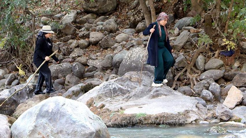 5 ay geçti ama onlar vazgeçmedi! Hakkarili aile Avaşin Deresi'nde aramaya devam ediyor