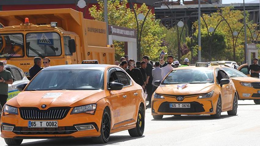 Van'da taksiciler üniversite öğrencisi Rojin Kabaiş için kornalı eylem yaptı