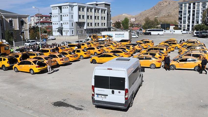 Van'da taksiciler üniversite öğrencisi Rojin Kabaiş için kornalı eylem yaptı