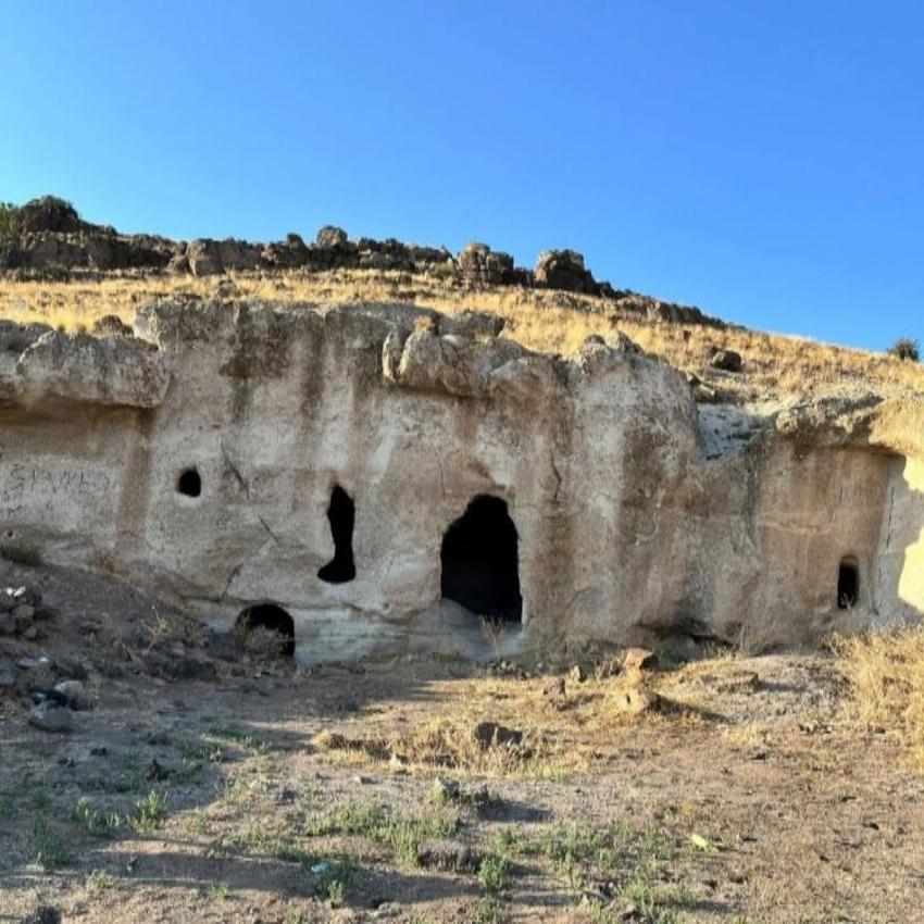 Konya'da köylüler yaklaşmaya korkuyor! 13 km uzakta bulundu: Bir insan boyunda geçit fark edildi