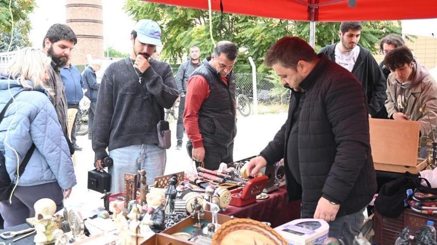 Pazar tezgahında 400 bin TL'lik parça! Osmanlı'dan kalan da var, Japon kılıçları da...