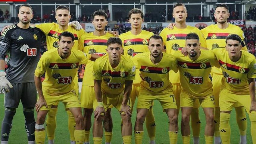 Eskişehirspor evinde puan kaybetti, ortalık karıştı: Ruhunu sattınız! Hocayı gönderdik, sıra oyuncularda