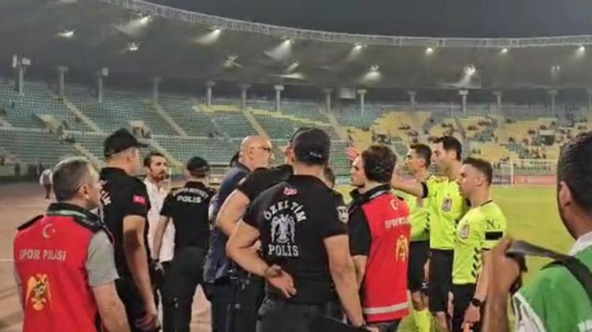 Şanlıurfaspor-Elazığspor maçında kriz çıktı! Yöneticiler sahaya girdi, polisler müdahale etti