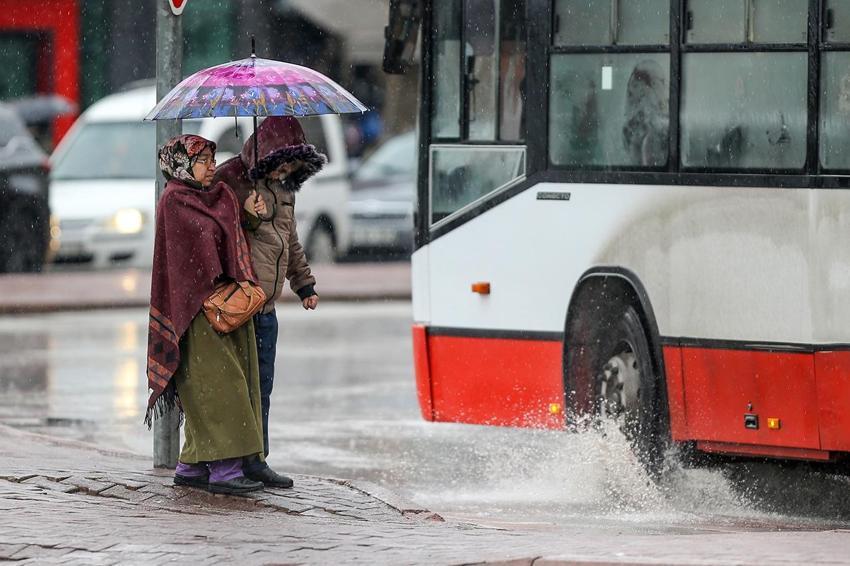 Konya'da 19 ilçede sağanak yağış var! Meteoroloji açıkladı