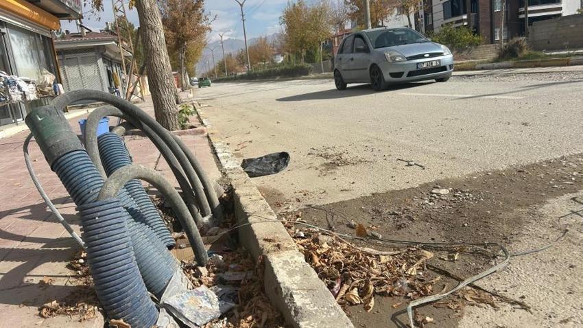 Van esnafı ağlıyor! VEDAŞ başlattı bitiremedi: Türkiye'nin en uzun caddesinde onlarca çukur var