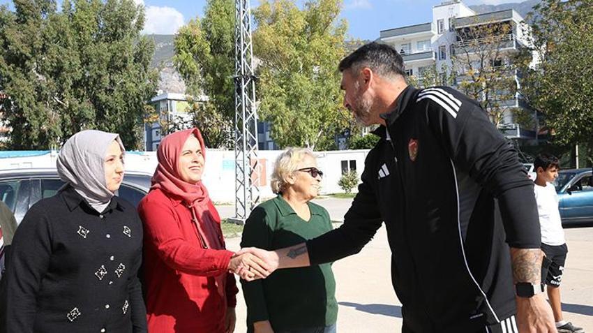 Hataylı depremzede kadınlar, 3 bin parçalık dev siparişle Hatayspor'a nefes oldu!