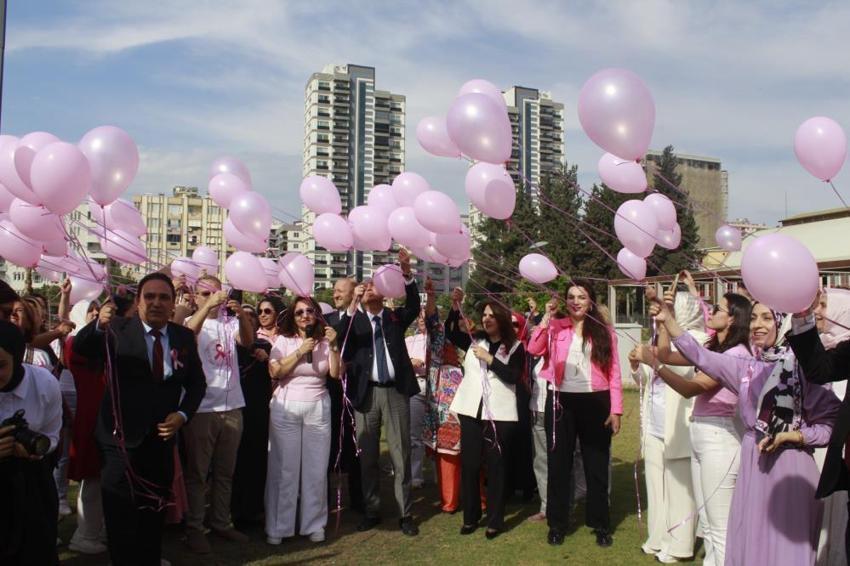 Adana yüzlerce balonla meme kanseri farkındalığına dikkat çekildi
