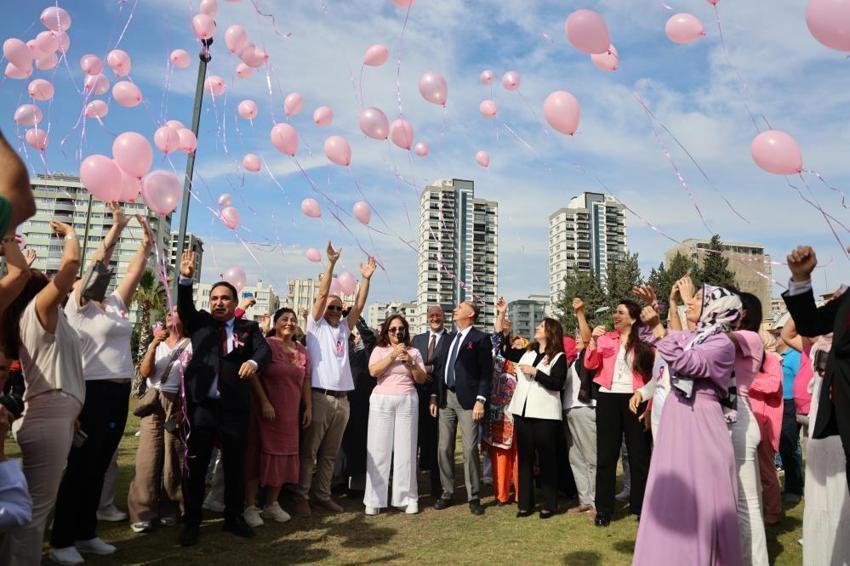 Adana yüzlerce balonla meme kanseri farkındalığına dikkat çekildi
