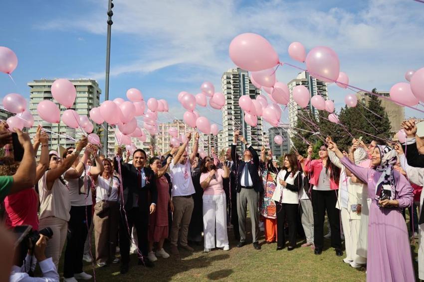 Adana yüzlerce balonla meme kanseri farkındalığına dikkat çekildi
