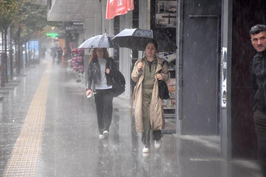Yağmur ve gök gürültülü sağanak yağışlar geliyor! Meteoroloji 35 ili uyardı: Sel ve su baskınlarına karşı dikkatli ve tedbirli olunmalı