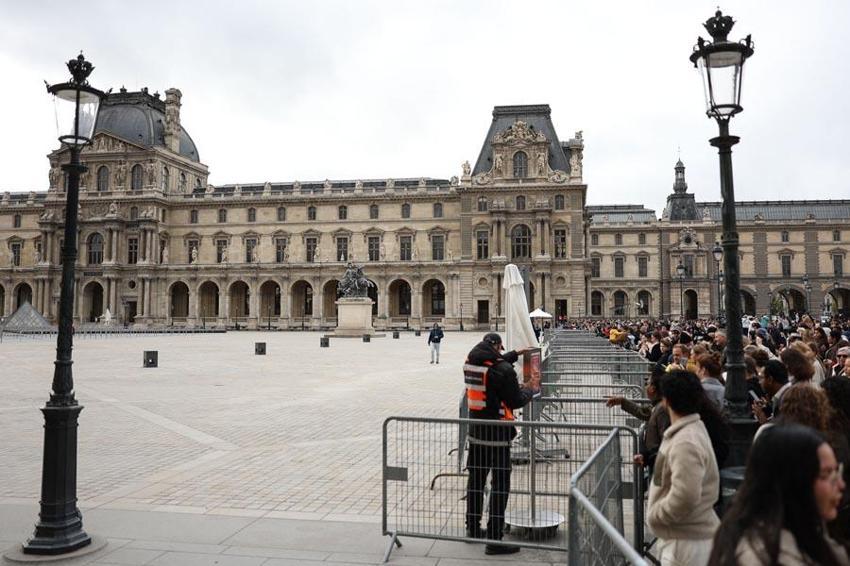 Louvre Müzesi'nde soygun skandalı! Paris Savcısı çalınan mücevherlerle ilgili maddi zararı açıkladı
