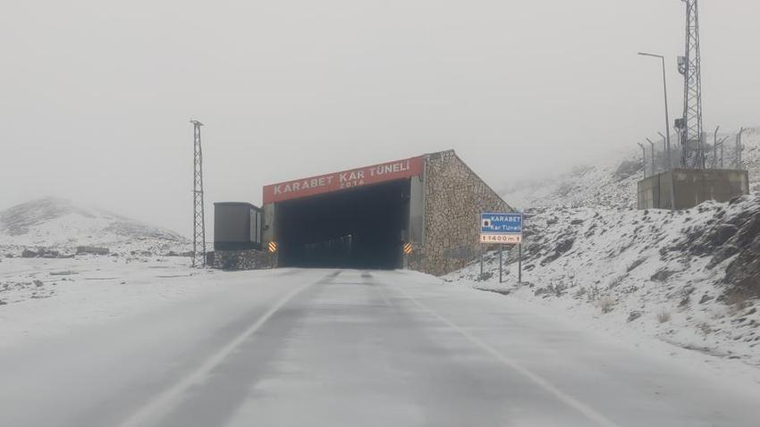Türkiye'nin en yüksek geçidine kar düştü! 3 bin metre rakımda bulunuyor
