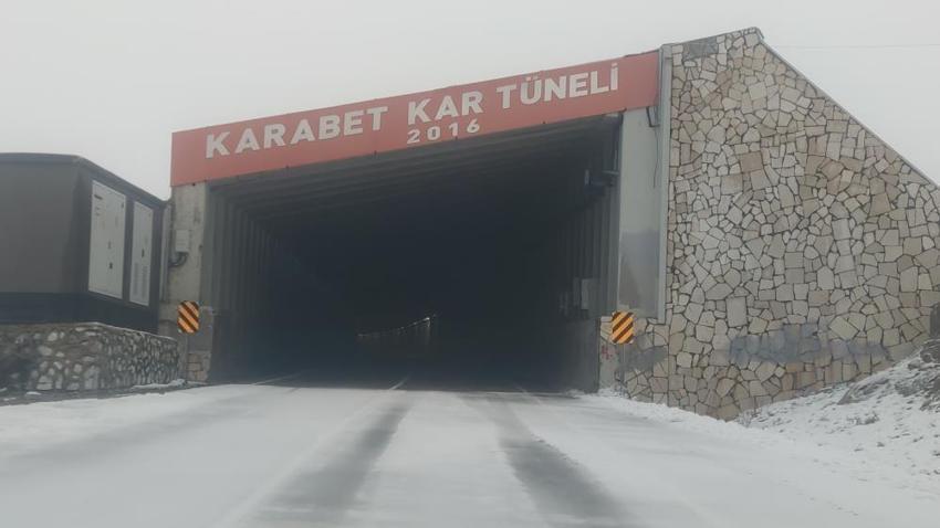 Türkiye'nin en yüksek geçidine kar düştü! 3 bin metre rakımda bulunuyor