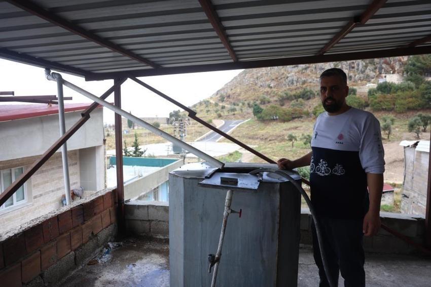 Sular kesilince fark etti: Hatay'da evin damına kurdu, kuraklığa çare buldu!