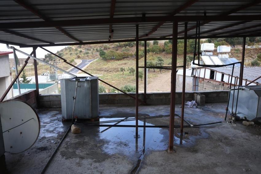 Sular kesilince fark etti: Hatay'da evin damına kurdu, kuraklığa çare buldu!