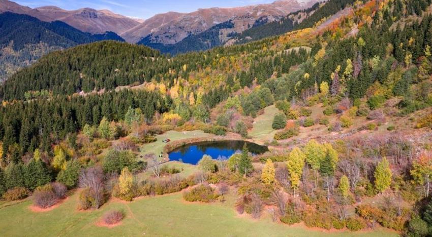 Artvin'de göz şeklindeki göl turist akınına uğruyor: Rutav Gölü'nün kaşı bile var!