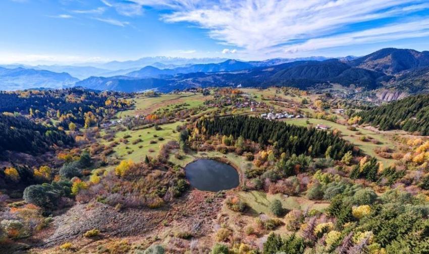 Artvin'de göz şeklindeki göl turist akınına uğruyor: Rutav Gölü'nün kaşı bile var!