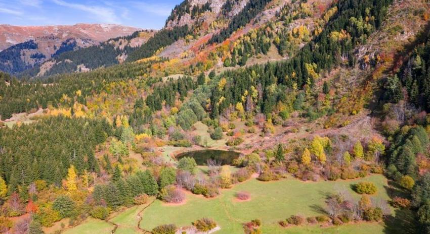 Artvin'de göz şeklindeki göl turist akınına uğruyor: Rutav Gölü'nün kaşı bile var!