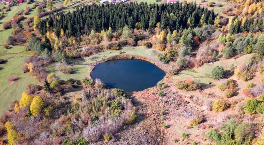 Artvin'de göz şeklindeki göl turist akınına uğruyor: Rutav Gölü'nün kaşı bile var!