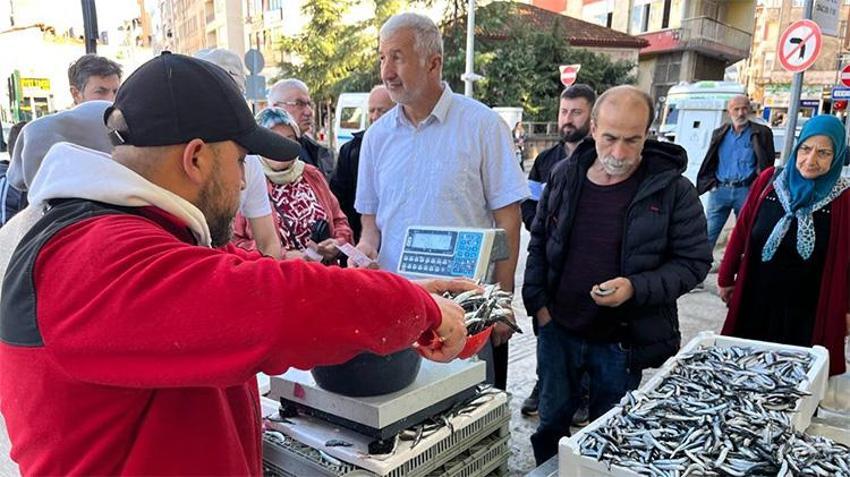 Duyan inanamıyor! Kilosu 25 TL'den satılıyor, tezgah başında kuyruk oluştu, en fazla 2 kilo alınabiliyor