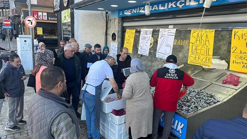 Duyan inanamıyor! Kilosu 25 TL'den satılıyor, tezgah başında kuyruk oluştu, en fazla 2 kilo alınabiliyor