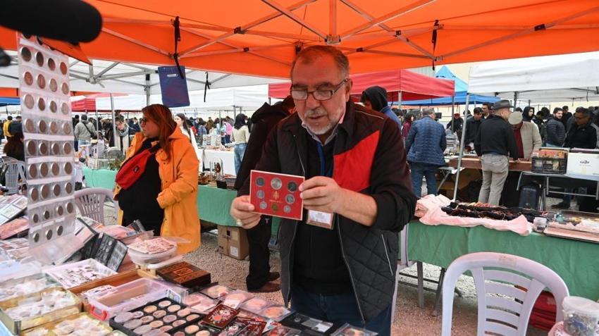 250 yıllık Osmanlı paralarını tezgahında sergiliyor! Yüzlerce yıllık kağıt ve madeni paralar tezgahta alıcılarını bekliyor