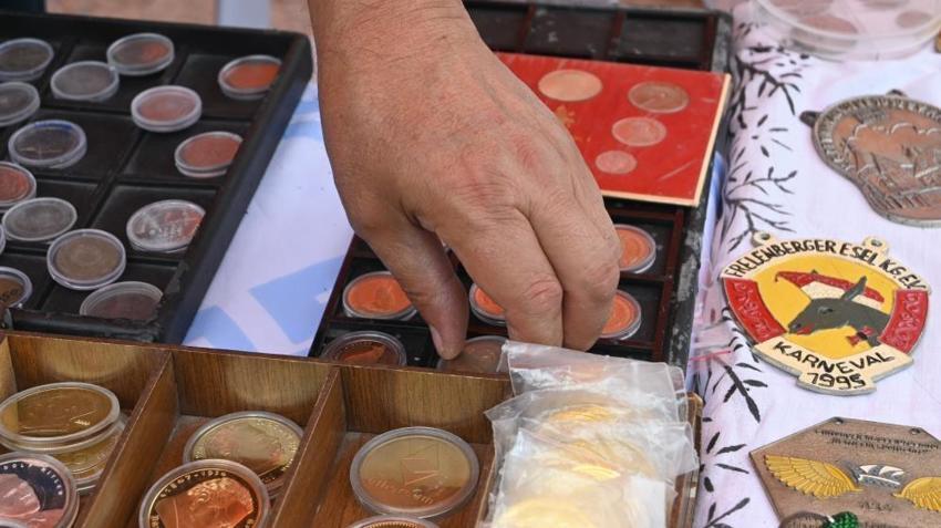 250 yıllık Osmanlı paralarını tezgahında sergiliyor! Yüzlerce yıllık kağıt ve madeni paralar tezgahta alıcılarını bekliyor