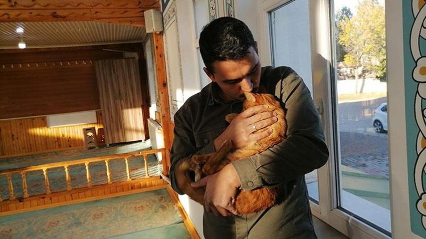 Minik dostlarına şefkat elini uzattı! Erzurum'da imamdan örnek davranış: Camideki kedileri leğende bebek gibi yıkıyor