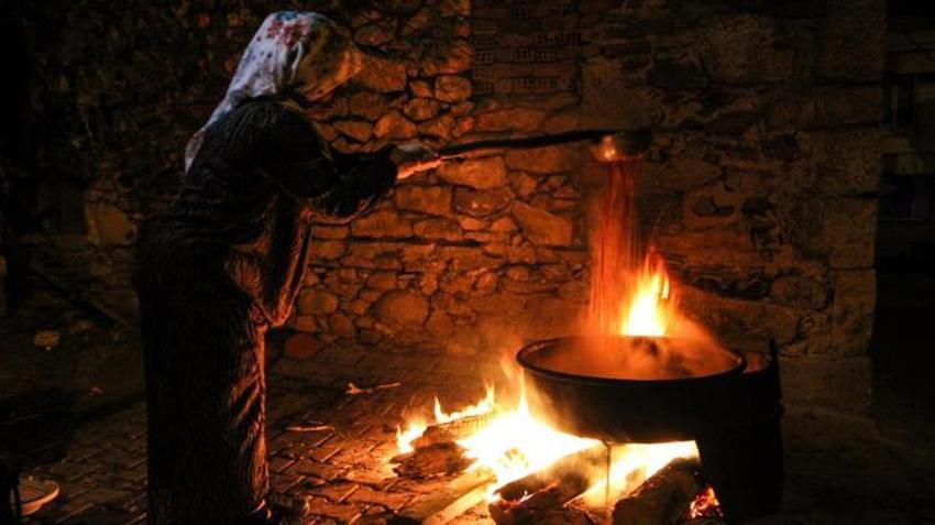 "Bu sabır işi" deyip gece gündüz kazanlarda kaynatıyorlar! Zahmeti çok ama faydası saymakla bitmiyor