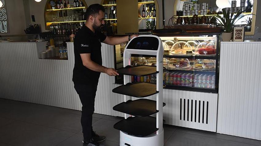 Gümüşhane'de kafede servis yapan 'Garson Abla', müşterilerin dilinden düşmüyor!