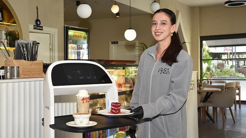 Gümüşhane'de kafede servis yapan 'Garson Abla', müşterilerin dilinden düşmüyor!