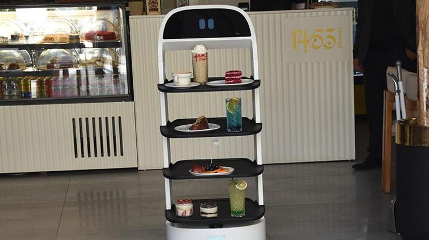 Gümüşhane'de kafede servis yapan 'Garson Abla', müşterilerin dilinden düşmüyor!