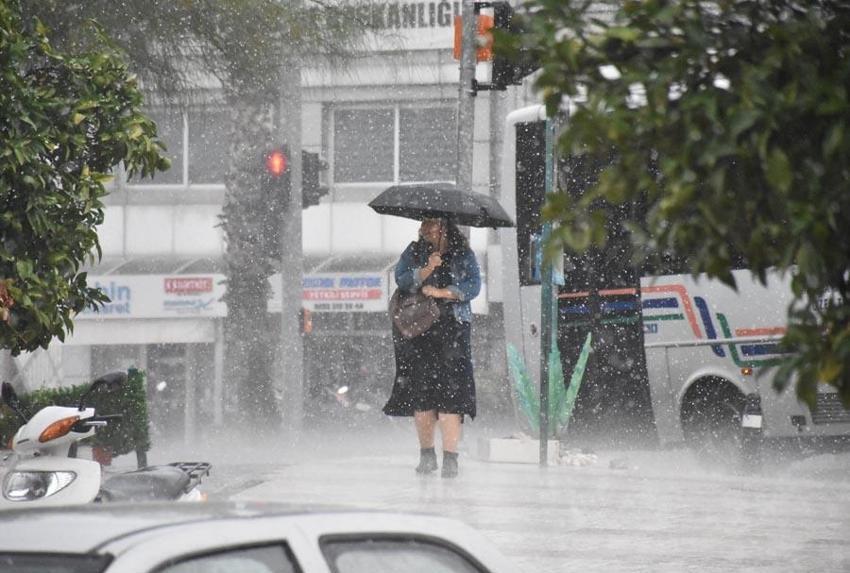 Meteoroloji 39 ili uyardı: Gök gürültülü sağanak yağışlar kuvvetli geliyor