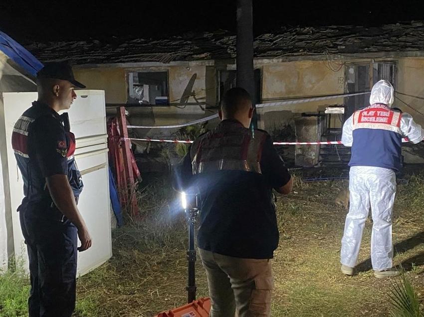 Adana'da yemekhanede cinayet: Gelen mesajlara bakıp öldürdü, annesini ayağından vurdu!