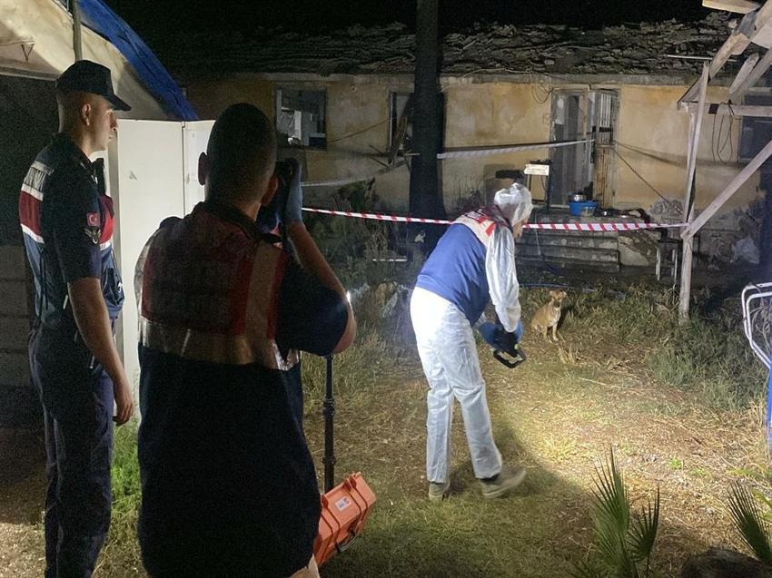 Adana'da yemekhanede cinayet: Gelen mesajlara bakıp öldürdü, annesini ayağından vurdu!
