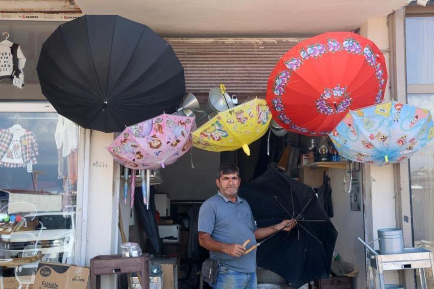 Hatay'da etkili olan şiddetli yağışlar sadece bir esnafın işlerini artırdı!