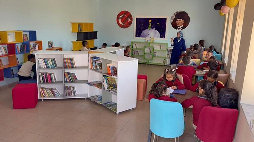 Muhtarın çocukluk hayali gerçek oldu! Midyat'ın köy okuluna modern kütüphane kazandırıldı