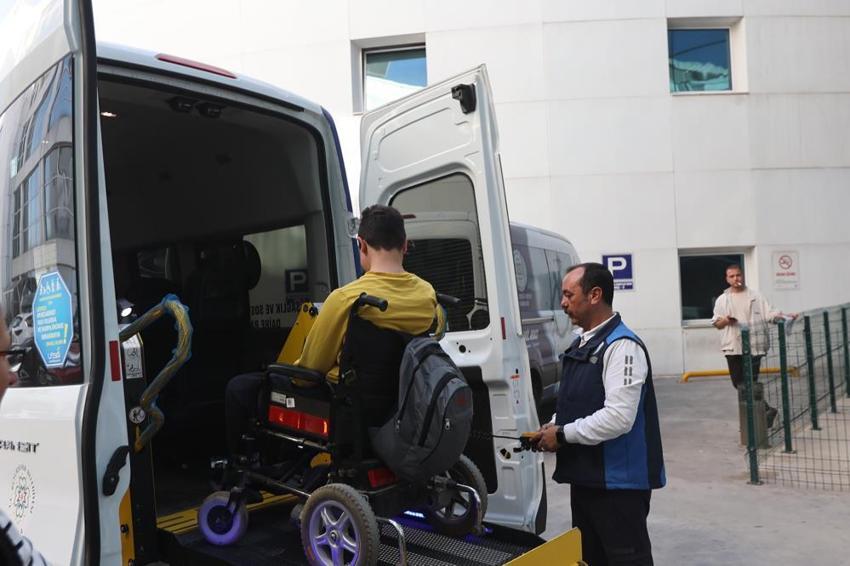 Büyükşehir'den özel bireylere tam destek! Özel donanımlı araçlarla ulaşım sorunu çözülüyor