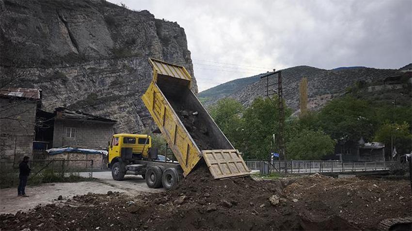 Artvin’de 3 tonluk altın heyecanı! Bakanlık izin verdi, defineciler toprak altınki hazine için gece gündüz çalıştı ve kazı tamamlandı