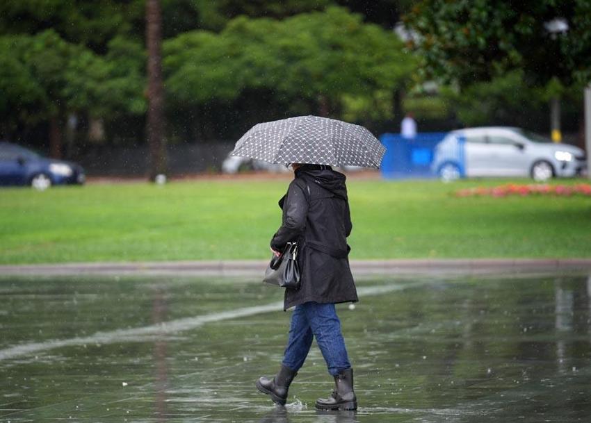 Kar yağışı Van'ı beyaza bürüdü! Yağmur ve gök gürültülü sağanak yağış kuvvetli geliyor: Meteoroloji son hava durumu raporuyla illeri tek tek uyardı
