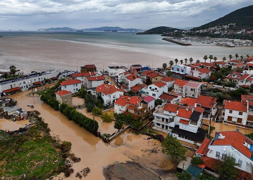 Kar yağışı Van'ı beyaza bürüdü! Yağmur ve gök gürültülü sağanak yağış kuvvetli geliyor: Meteoroloji son hava durumu raporuyla illeri tek tek uyardı