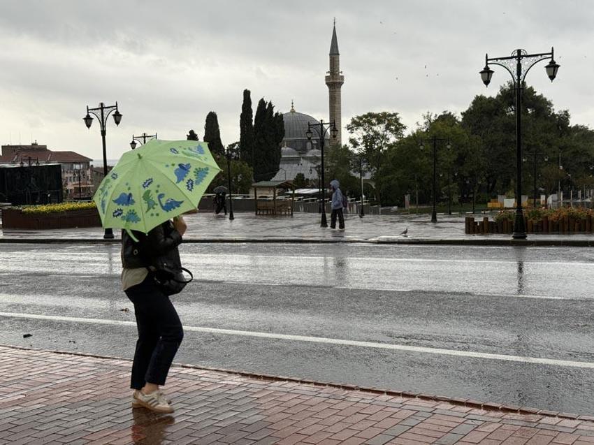 Kar yağışı Van'ı beyaza bürüdü! Yağmur ve gök gürültülü sağanak yağış kuvvetli geliyor: Meteoroloji son hava durumu raporuyla illeri tek tek uyardı
