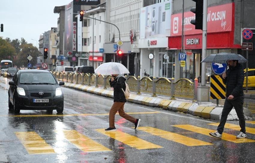 Kar yağışı Van'ı beyaza bürüdü! Yağmur ve gök gürültülü sağanak yağış kuvvetli geliyor: Meteoroloji son hava durumu raporuyla illeri tek tek uyardı