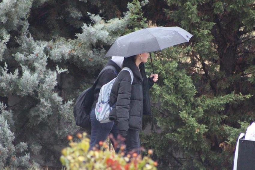 Kar yağışı Van'ı beyaza bürüdü! Yağmur ve gök gürültülü sağanak yağış kuvvetli geliyor: Meteoroloji son hava durumu raporuyla illeri tek tek uyardı