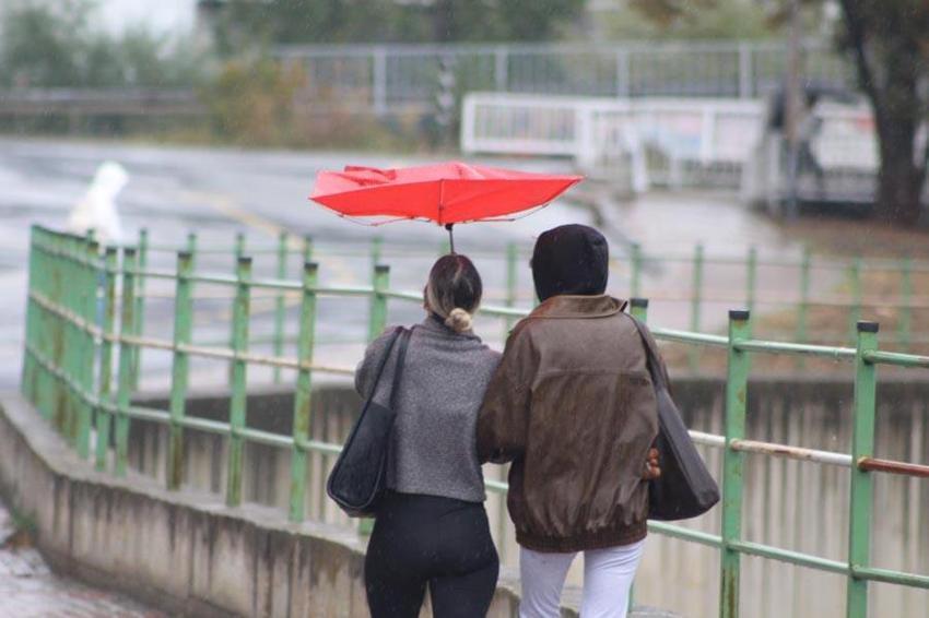 Kar yağışı Van'ı beyaza bürüdü! Yağmur ve gök gürültülü sağanak yağış kuvvetli geliyor: Meteoroloji son hava durumu raporuyla illeri tek tek uyardı