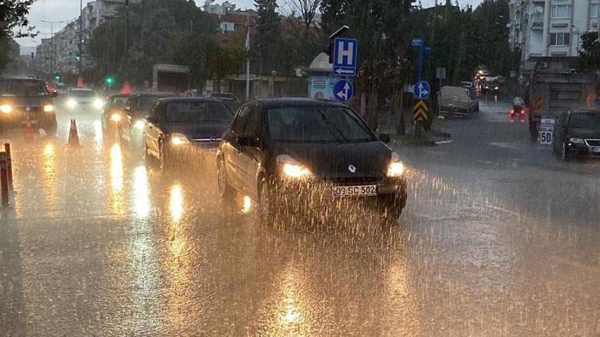 Aydın’da sağanak yağmur hayatı olumsuz etkiledi! Yollar dereye döndü vatandaşlar zor anlar yaşadı