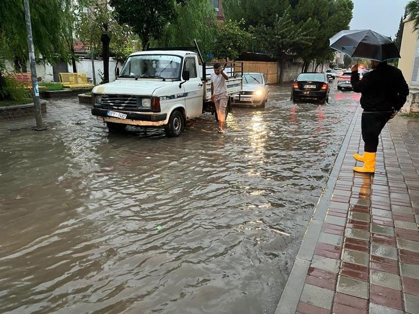 Aydın’da sağanak yağmur hayatı olumsuz etkiledi! Yollar dereye döndü vatandaşlar zor anlar yaşadı