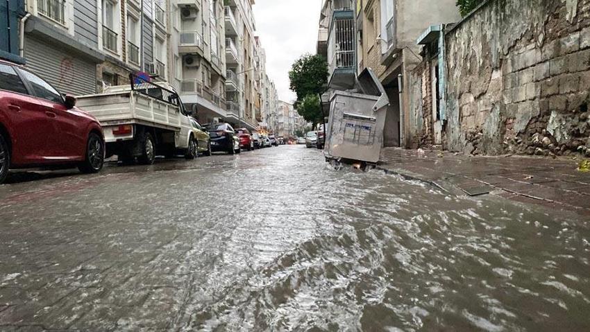 Aydın’da sağanak yağmur hayatı olumsuz etkiledi! Yollar dereye döndü vatandaşlar zor anlar yaşadı