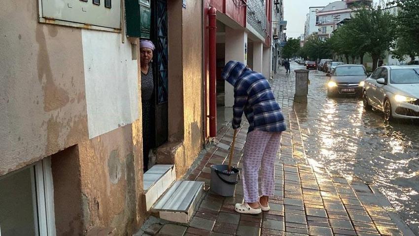 Aydın’da sağanak yağmur hayatı olumsuz etkiledi! Yollar dereye döndü vatandaşlar zor anlar yaşadı