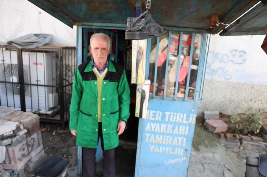 Baba mesleğini devam ettirdi, 2 metrekarelik barakada 45 yıldır çalışıyor! "Benim zamanım geçti"
